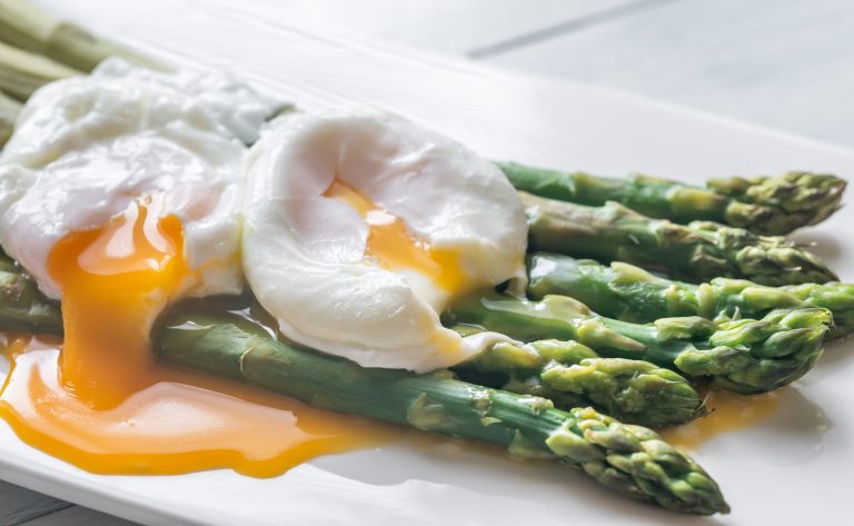 Steamed asparagus with poached eggs